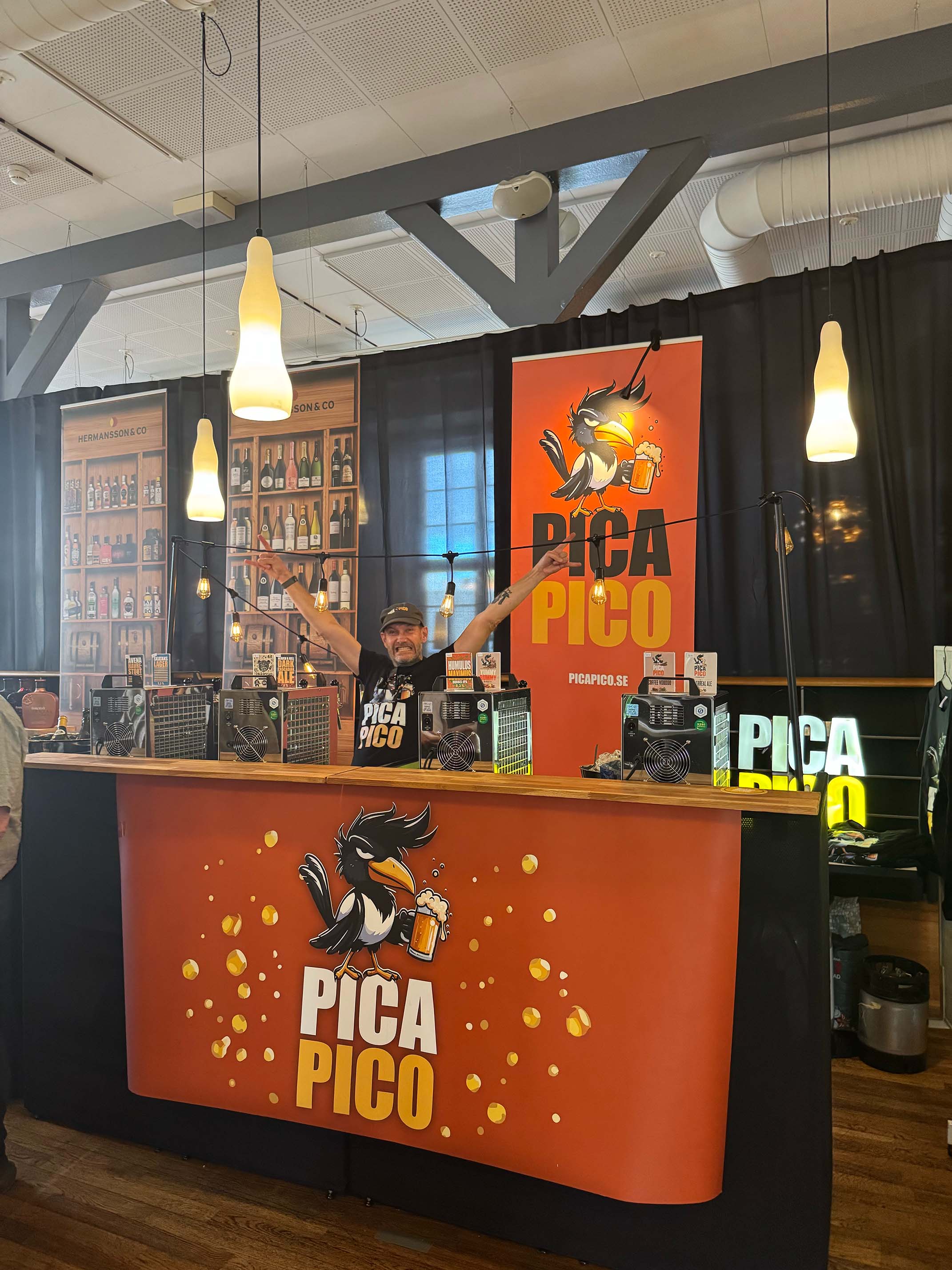Pica Pico på ett evenemang med sin ölbar och bryggeriets skyltar